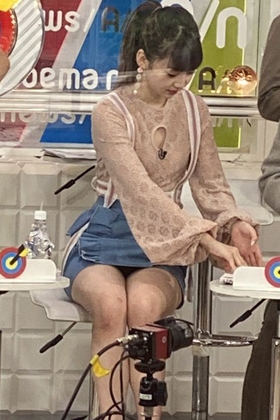 荻野由佳さん、超ミニスカでパンチラ大サービスをしてしまうｗｗｗ【エロ画像】