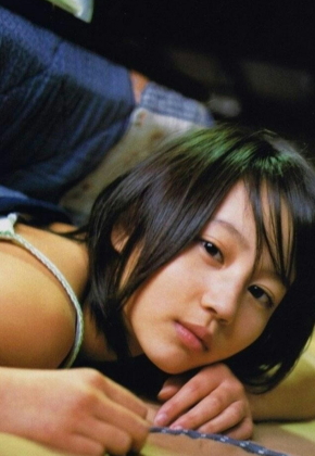 元AKB48板野友美が水着姿で下乳おっぱい見せてるインスタエロ画像